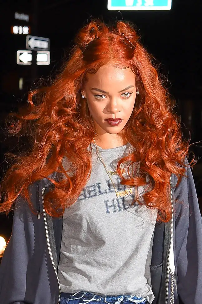 rihanna-double-knot-25may15-03.jpg