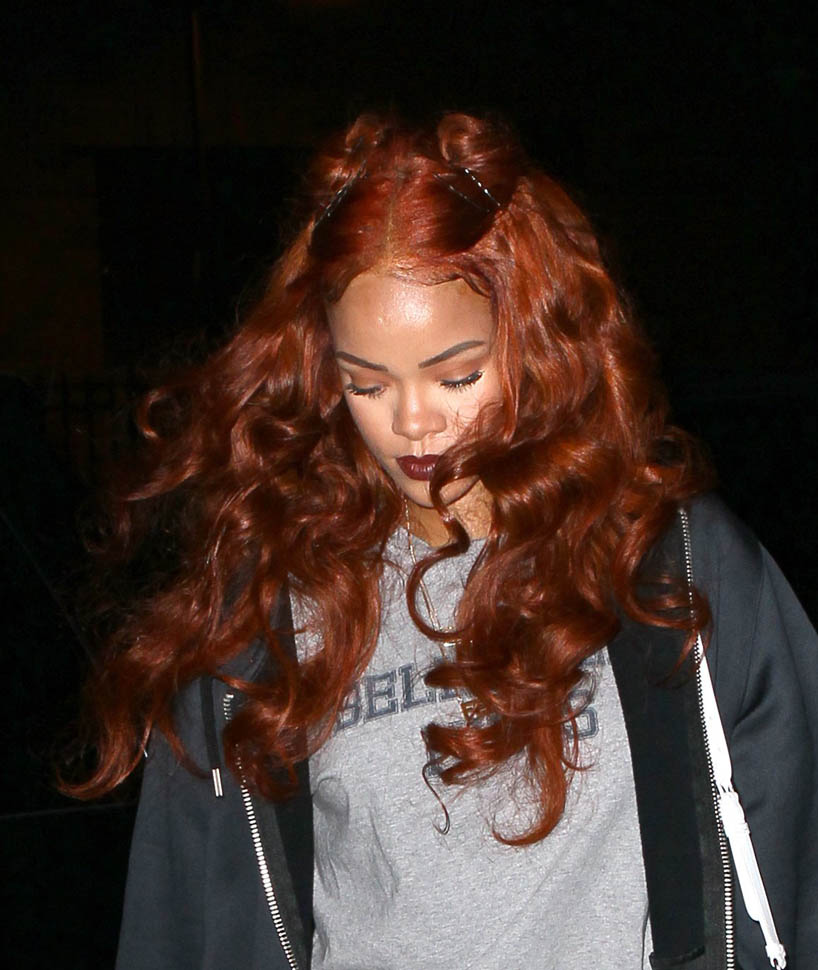 rihanna-double-knot-25may15-06.jpg