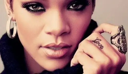 rihanna-tatouage-doigt-love.webp