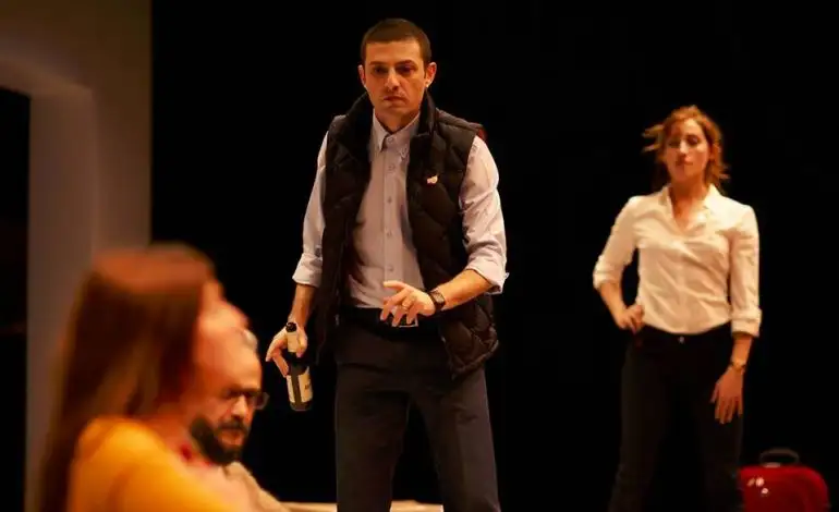 seviyoruz-ve-hicbir-sey-bilmiyoruz-770x470.webp