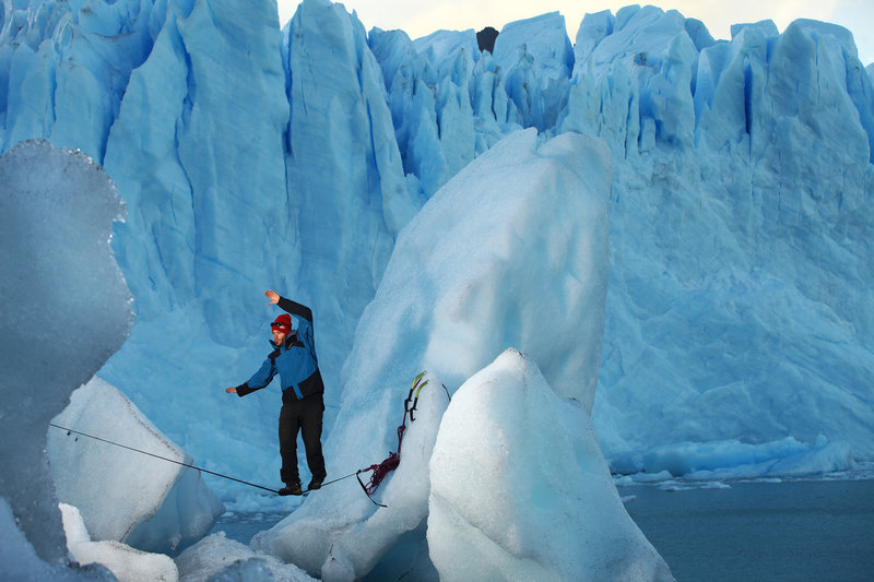 slackline-lago-argentino-glacier-argentina.JPG