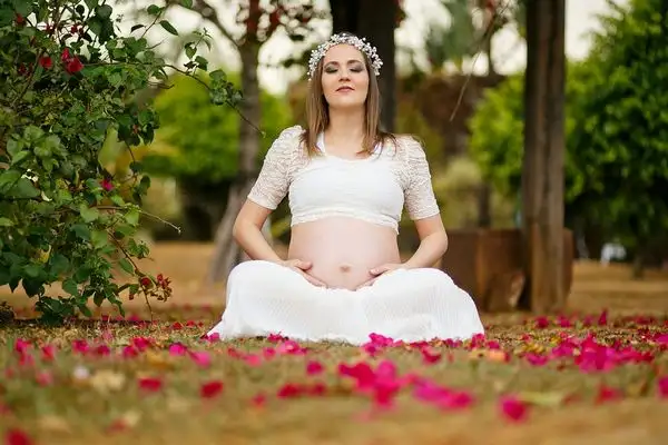 soin-beaute-bien-etre-grossesse-enceinte-yoga-prenatal.webp