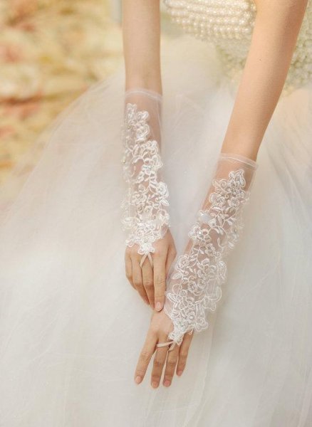 Trendy Design Bridal Gloves(1).jpg