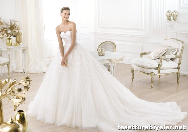 uzun-kuyruk-şık-pronovias-gelinlik-modelleri-2014.jpg