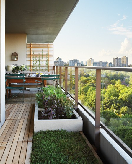 Yaz-için-Apartman-Balkon-Dekorasyonu-Örnekleri-Small-garden-balcony-roof-plants-design-3.jpg