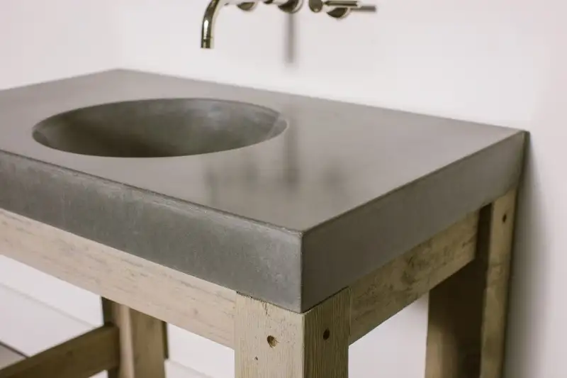 yeni-trend-beton-lavabo-tasarımları-ile-moda-banyo-dekorasyonu-2016-2017.webp