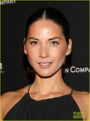 olivia-munn-hbo-golden-globes-after-party-2014-07.webp