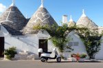 p1150100-alberobello-trulli-vespa-web.jpg