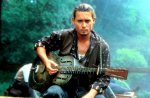 $johnny-depp-chocolat-roux-guitar.jpg