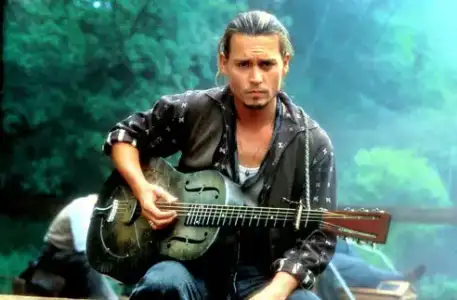 $johnny-depp-chocolat-roux-guitar.webp