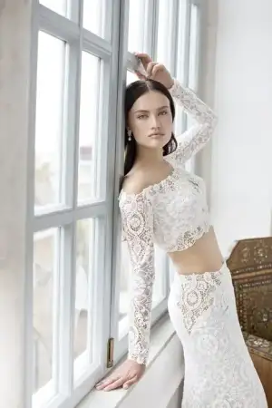 Göbeği-Açık-Dantelli-Elbise-Modeli.webp