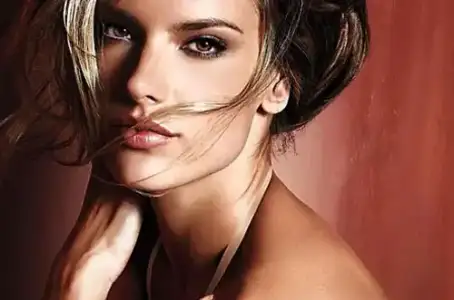 $alessandra-ambrosio-victori.webp