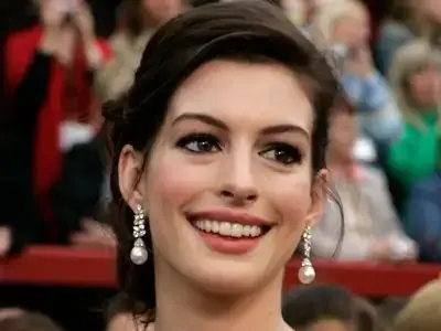 $22736_anne-hathaway-pictured-at-the-2007-oscars-is-another-raven-haired-beauty.webp