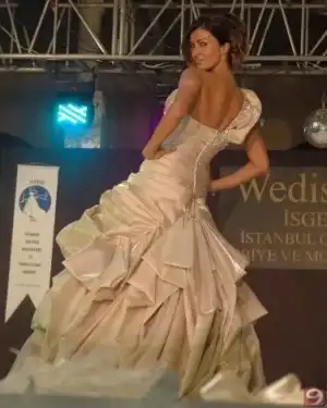 $Tugba-Ozay-gelinlik-2.webp