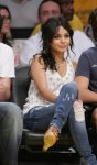 $zac-efron-vanessa-hudgens-lakers-04.jpg