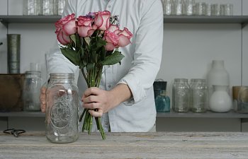 Şık Vazolarda Çiçek Dekoru ! Eviniz Renklensin..