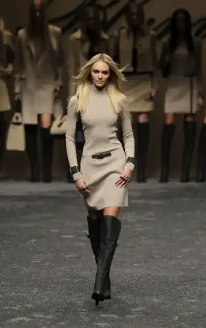 $candice-swanepoel-milano-nefes-kesti-1.webp
