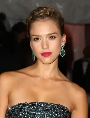 $Jessica+Alba+Makeup+Berry+Lipstick+EBbUYvetFF-x.webp