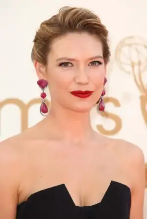 $anna-torv-63rd-primetime-emmy-awards-02.webp