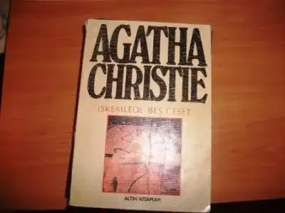 $agatha christie iskemlede 5 ceset.jpg