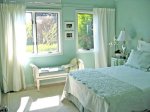 $turquoise-wall-in-bedroom12.jpg