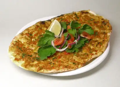 $800px-Lahmacun.webp