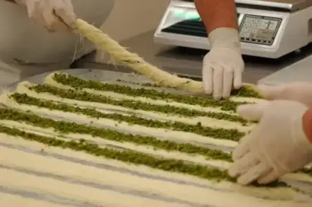 $Kaymak-Baklavas&#305;-Afyon-e1348171290352.webp
