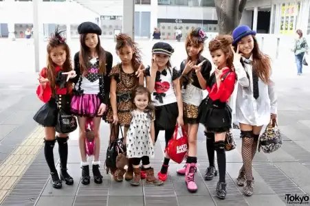 $Tokyo-Girls-Collection-Street-Snaps-2011-AW-025.webp