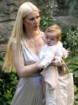 $gwyneth_paltrow_holding_baby_300x400.jpg